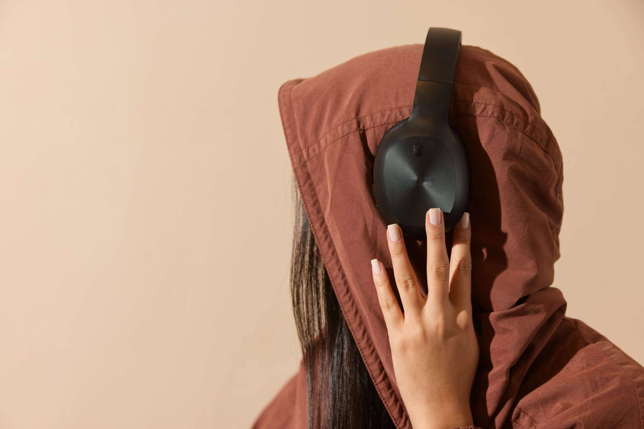 une personne qui écoute une chanson touchante