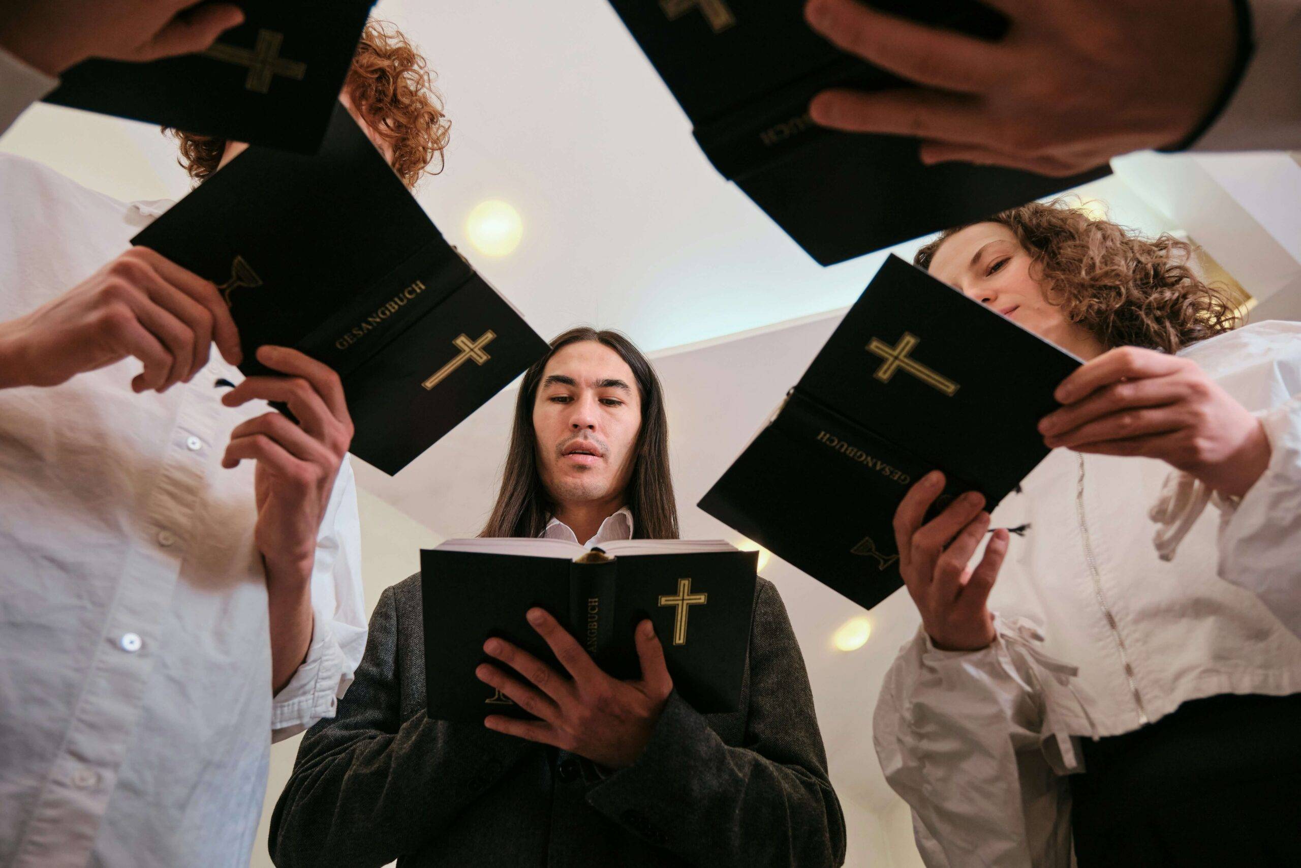 chanteurs qui chantent de la musique d’église pour enterrement