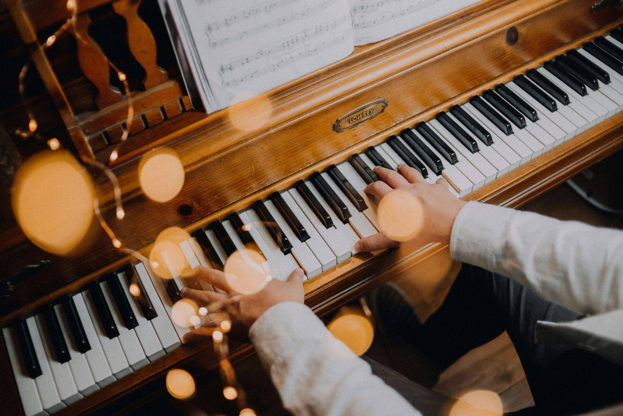 personne qui joue au piano la plus belle musique pour un enterrement