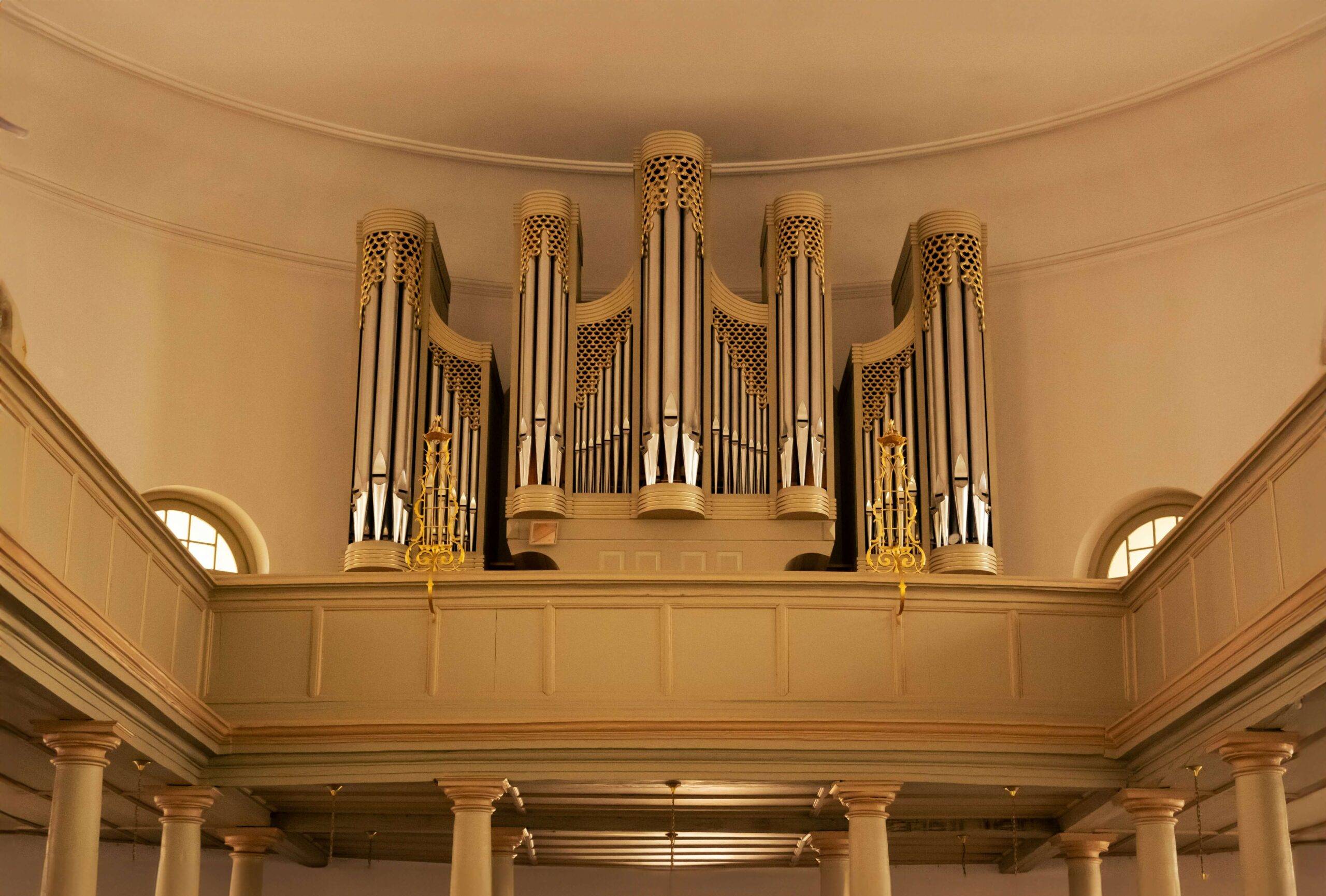 orgue qui joue de la musique d’église pour enterrement