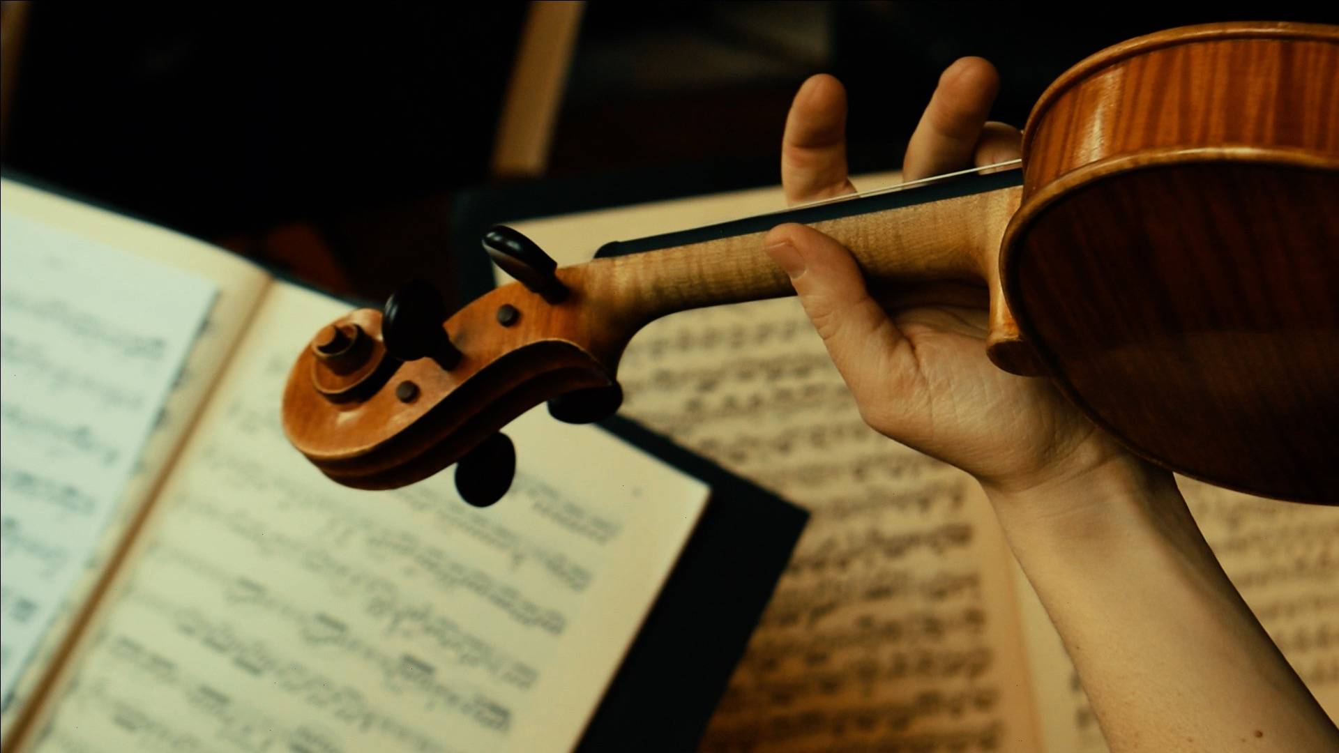 image d'un violon et d'un partition