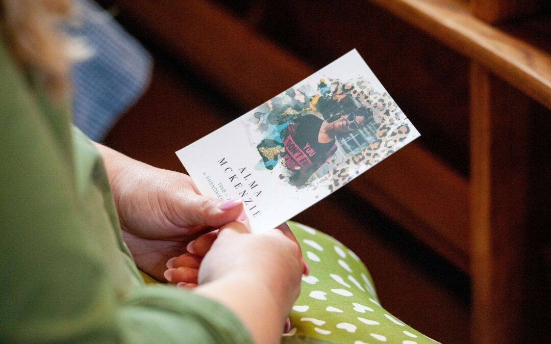 femme qui tient un modèle de livret de messe enterrement gratuit