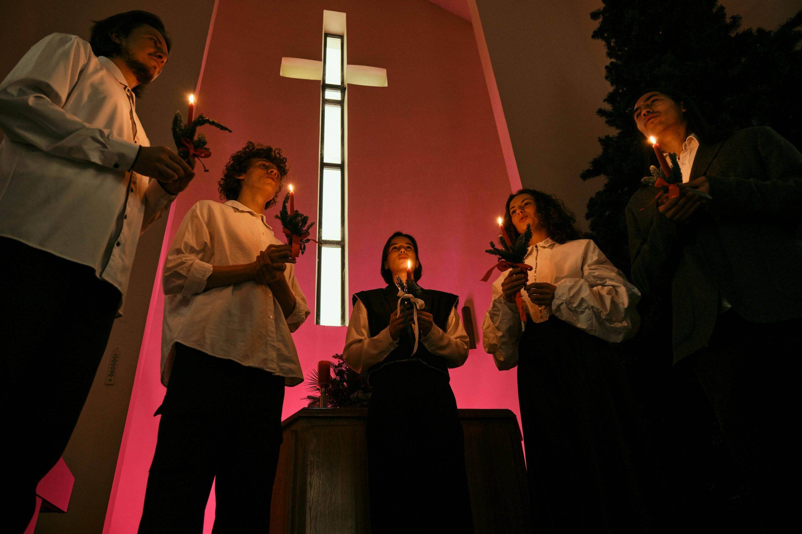 des personnes protestantes qui chantent une musique enterrement religieux