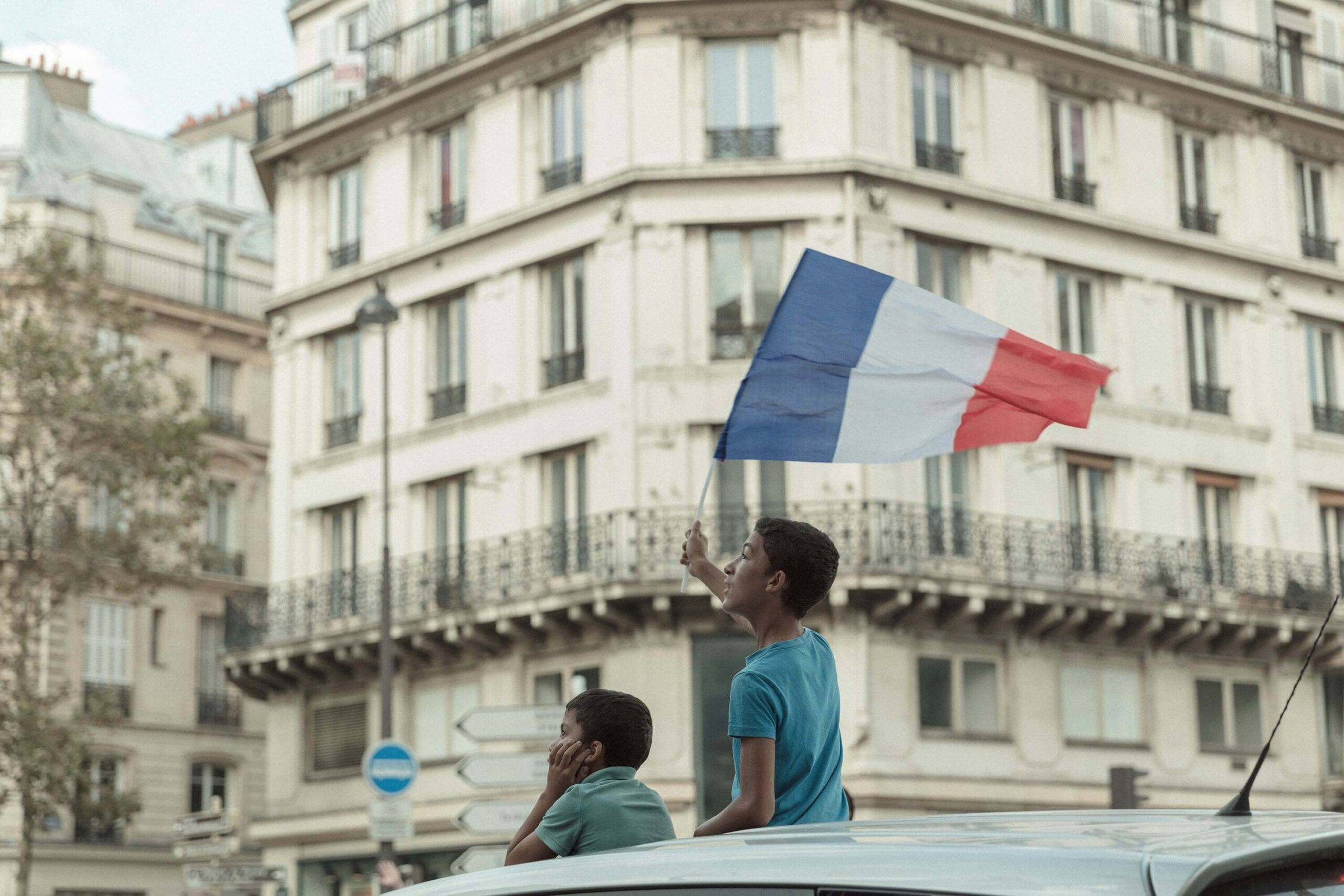 enfant avec un drapeau français pour représenter la musique classique