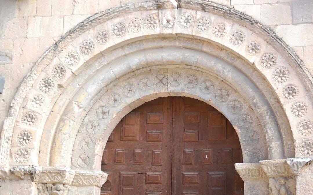 porte fermé avec le chant d'entrée funérailles