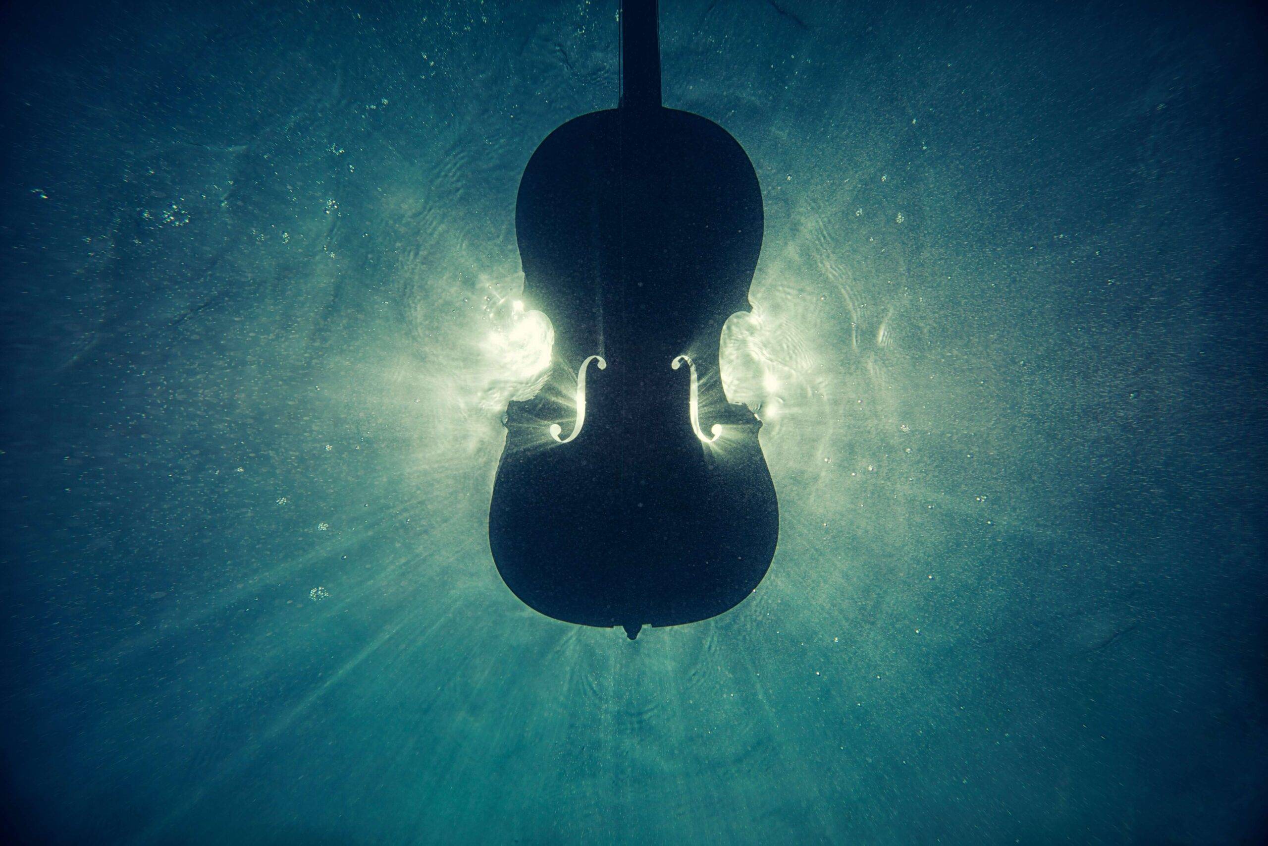 un violon dans l'eau qui représente la musique classique