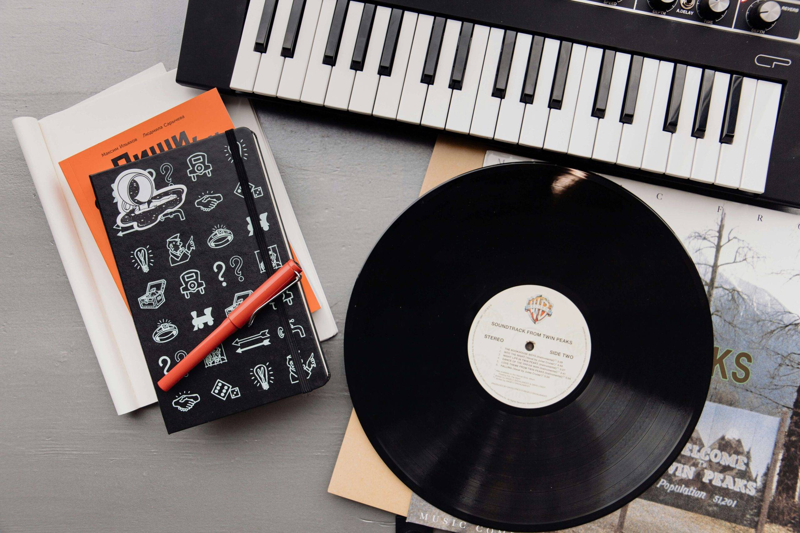 disque de musique d'enterrement sans paroles posé sur un bureau avec un piano
