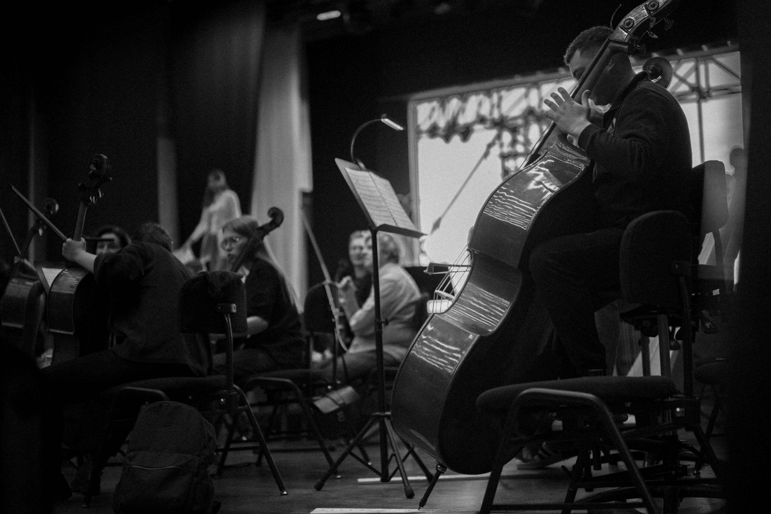 contrebassiste qui joue de la musique d'enterrement sans paroles