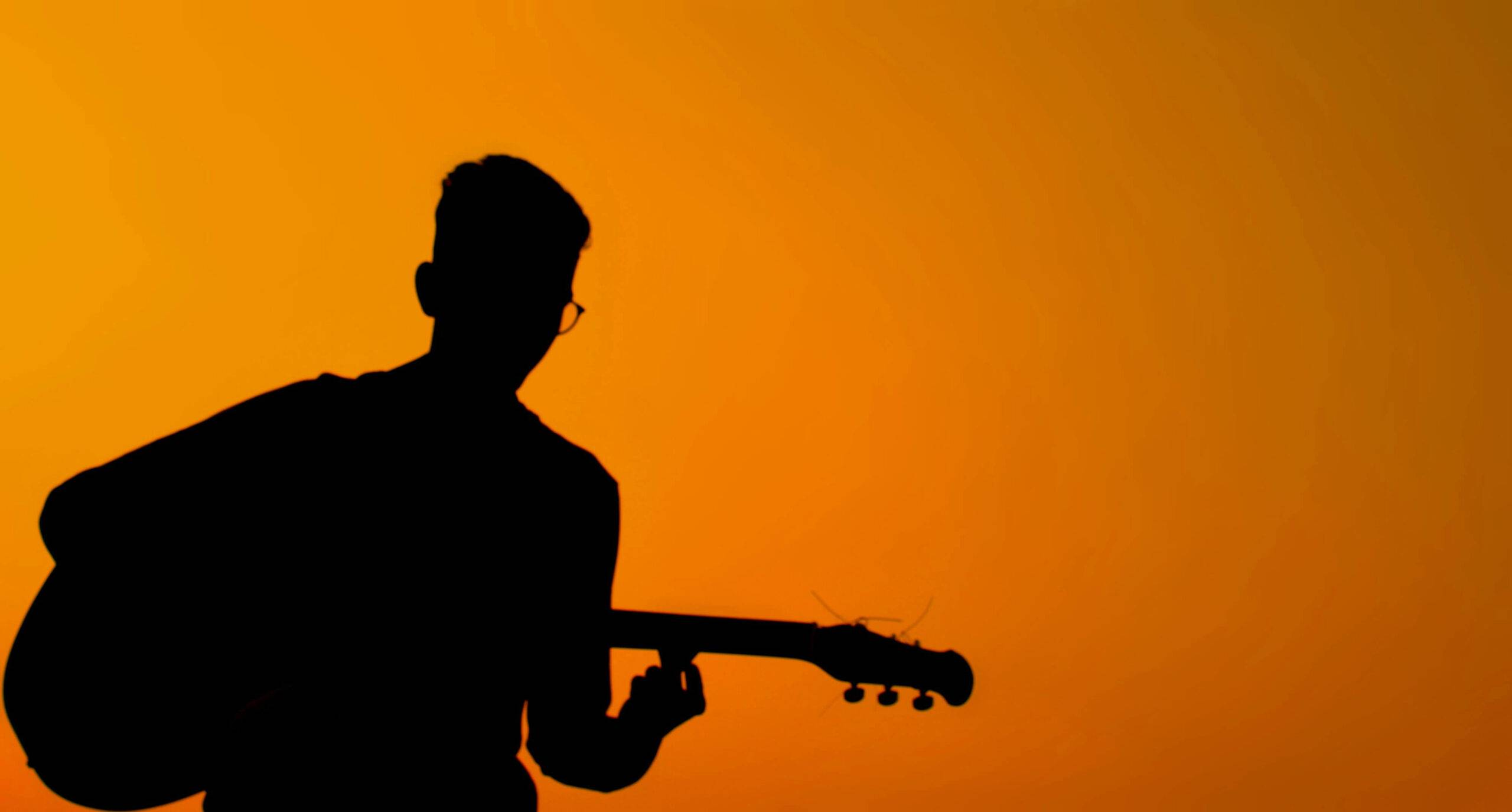 musicien live qui joue des chansons funérailles français