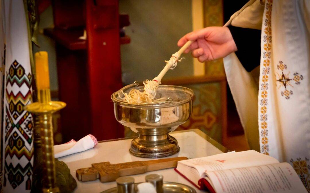 un prêtre qui bénit durant une musique de messe d'enterrement