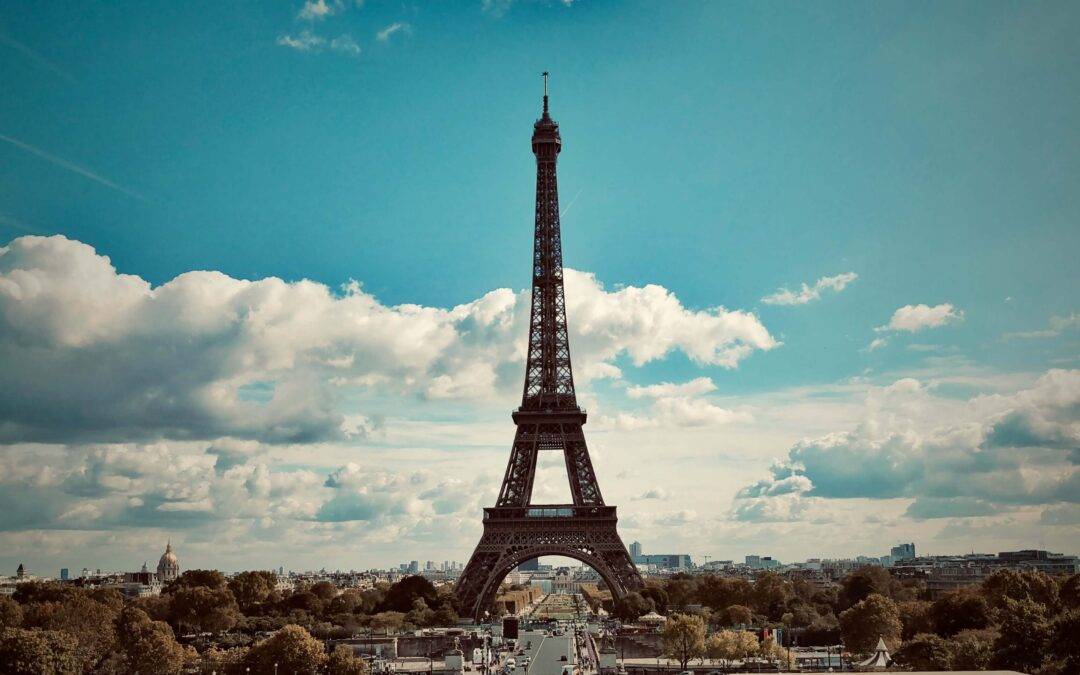 image de la tour eiffel qui représente la chanson française pour funéraille